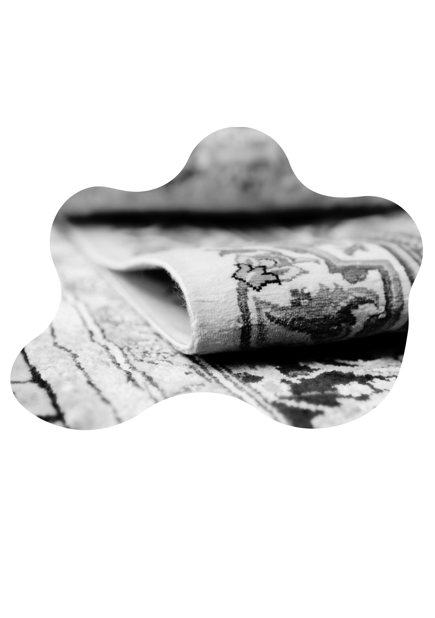 Nahaufnahme eines kunstvoll gemusterten, gefalteten Teppichs – Symbol für die Expertise und Tradition von Fein und Rein in der Textilpflege.