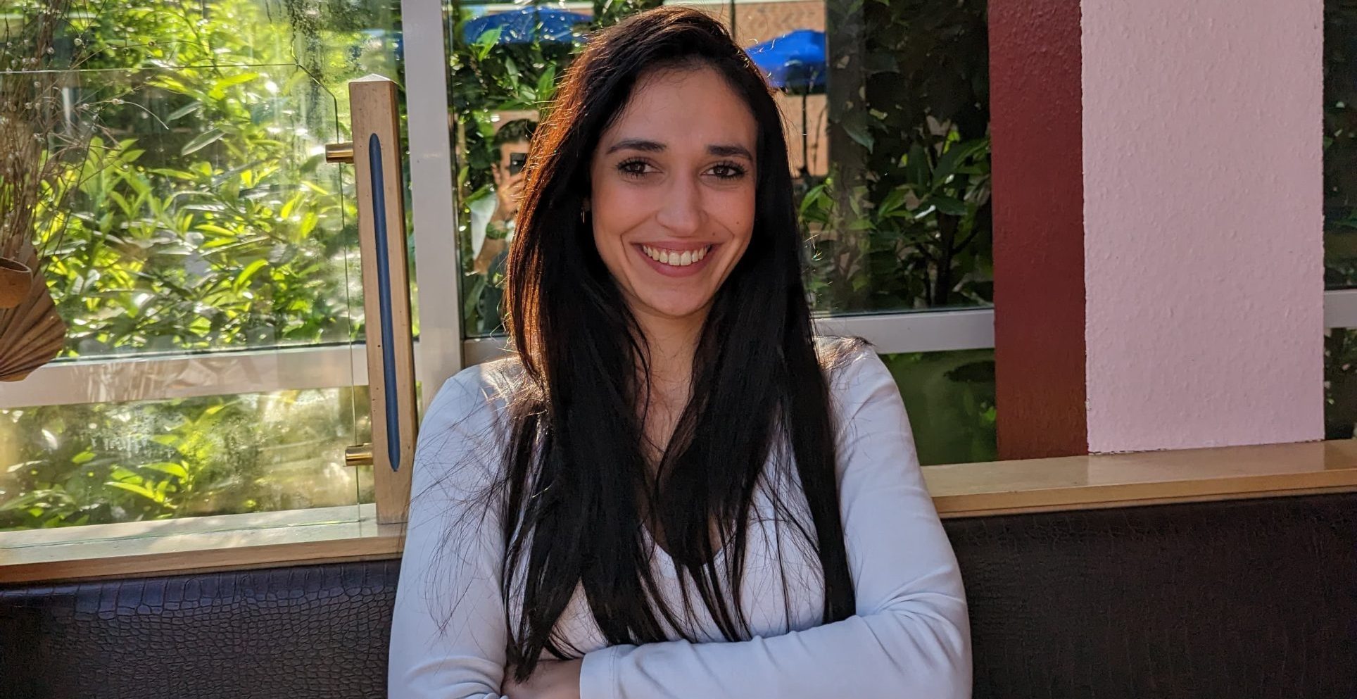 Porträt der Geschäftsführerin von Fein und Rein, lächelnd in einem lichtdurchfluteten Raum – engagierte Führung für Qualität und Service.